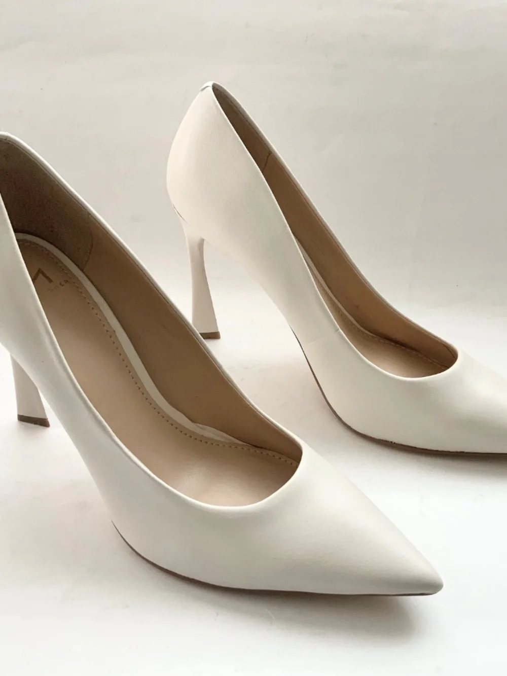 Marc Fisher Sassie Ivory White Leather Stiletto Heel Pointed Toe Pumps Shoes 9